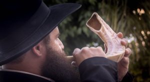 Rabbi blowing the shofar
